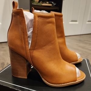 NWT Qupid 6 Duffy Camel Ankle Bootie
